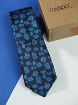 Blue paisley necktie in woven microfiber, close-up