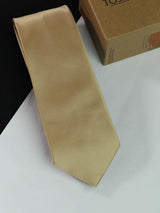 Gold solid necktie in woven microfiber, close-up