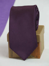 Mauve solid necktie in woven microfiber, close-up