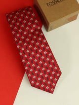Red geometric necktie in woven microfiber, close-up