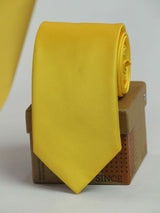Yellow solid necktie in woven microfiber, close-up