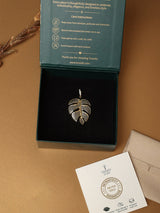 Black Monstera Leaf Pendant - TOSSIDO
