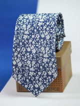 Blue floral necktie in woven microfiber, close-up
