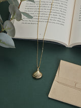 Gold Scallop Shell Pendant Necklace - TOSSIDO