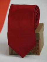 Maroon solid necktie in woven microfiber, close-up