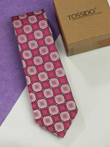 Pink geometric necktie in woven microfiber, close-up