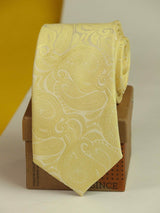 Yellow paisley necktie in woven microfiber, close-up
